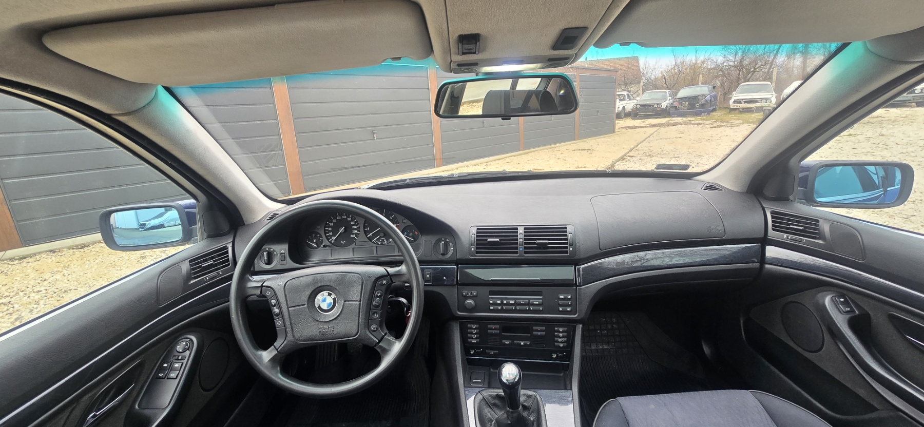 BMW E39 523i - Image 13