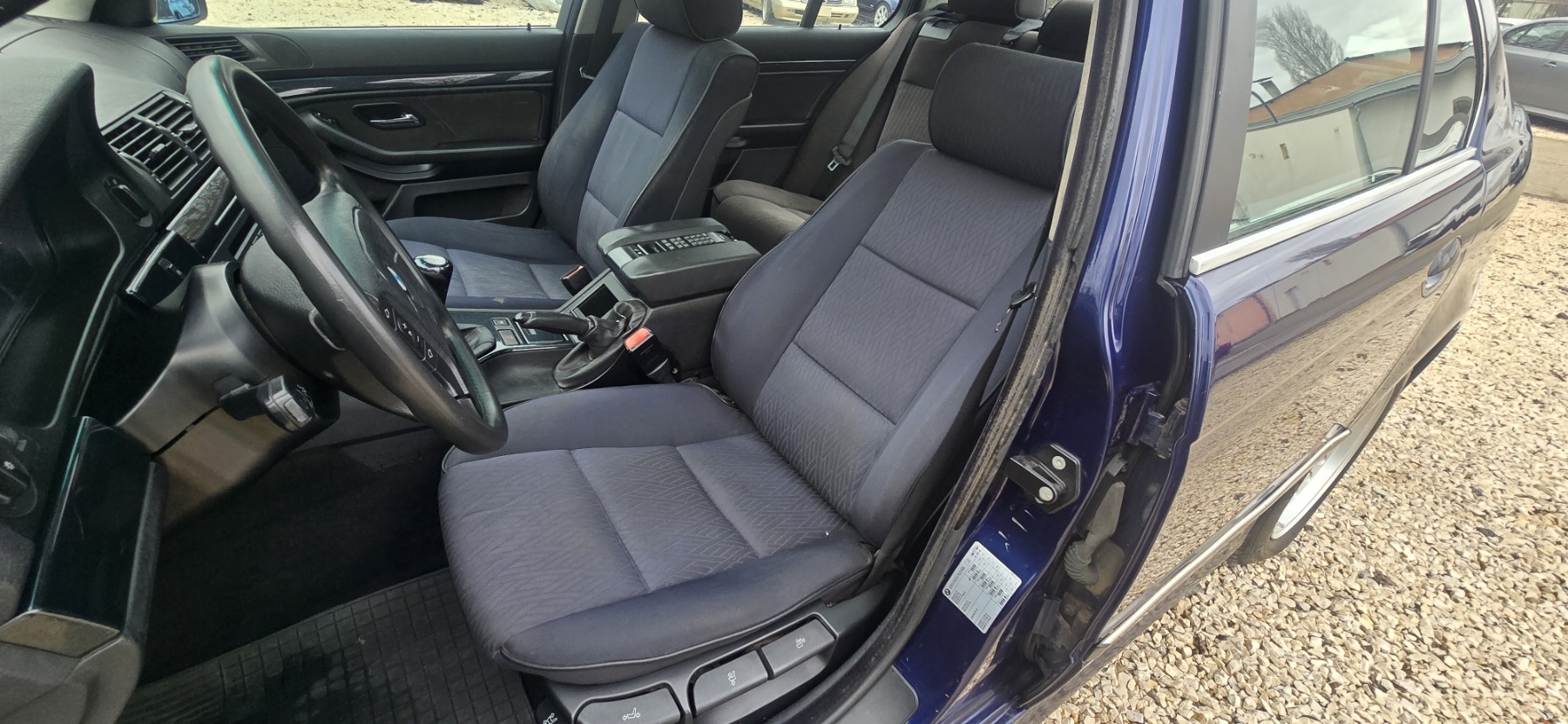 BMW E39 523i - Image 16