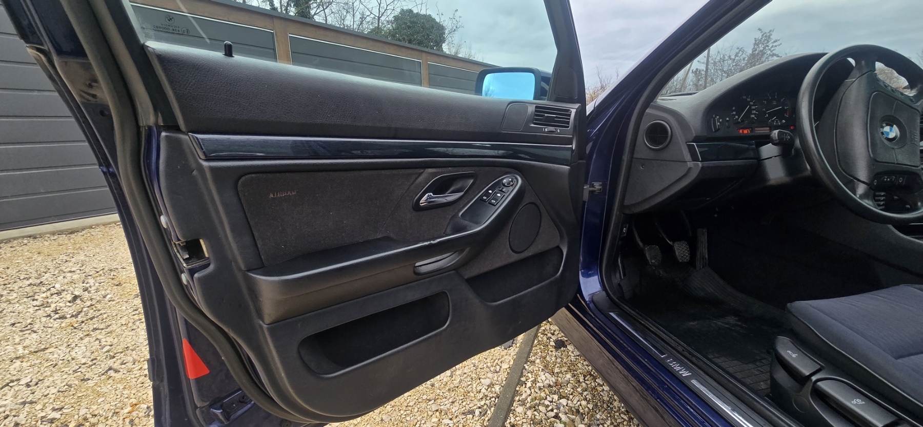 BMW E39 523i - Image 12